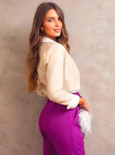 Mulher usando  Blazer Feminino de Linho com uma calça social
